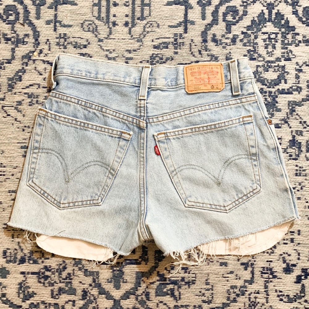 Relaxed fit 550 cut off light wash Levi shorts